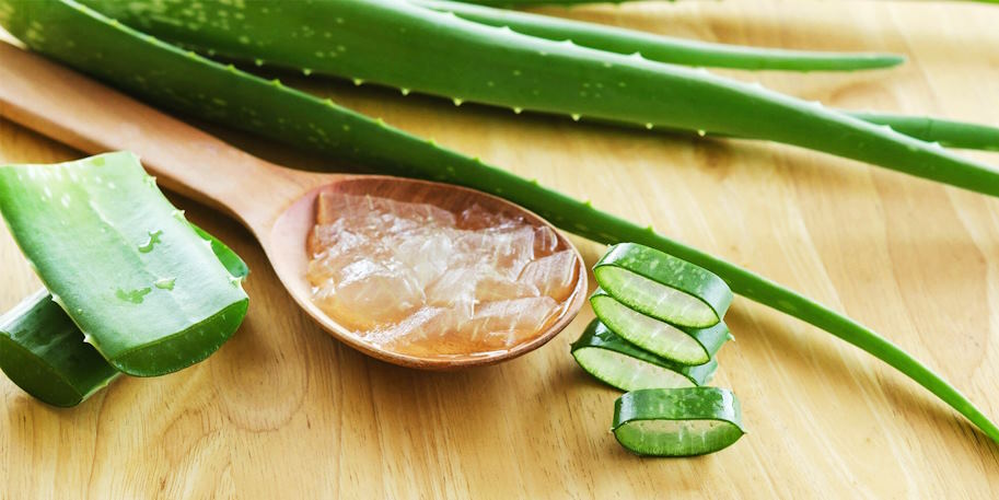 applying aloe gel